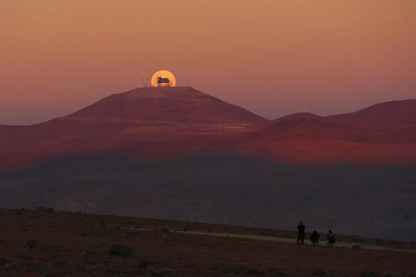Lever de la Pleine Lune du 14 mars 2025 derrière le Cerro Armazones, avec l'ELT en construction. Photo prise par Anthony Berdeu depuis le VLT