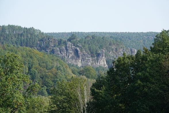 Blick auf Sandsteinberge
