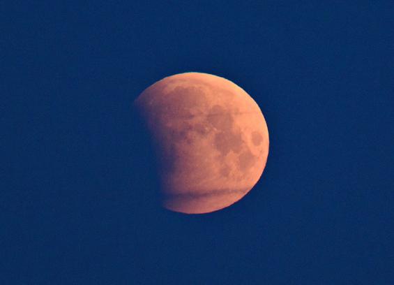 Zoom auf den partiell verfinsterten Mond.