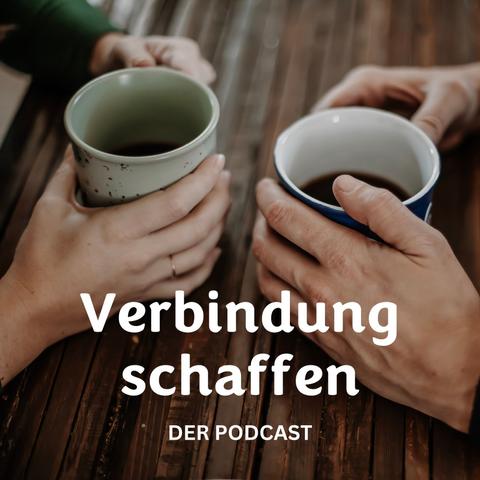Cover des Verbindung schaffen - Podcasts: Zwei paar Hände von Menschen, die sich am Tisch gegenübersitzen und ihre Kaffee- oder Teetassen festhalten. Text: "Verbindung schaffen. Der Podcast"