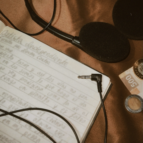 Portada de nuevo sencillo de “Soy Levin” llamado “Artista Independiente”. Una libreta con la letra, audífonos y algo de dinero.