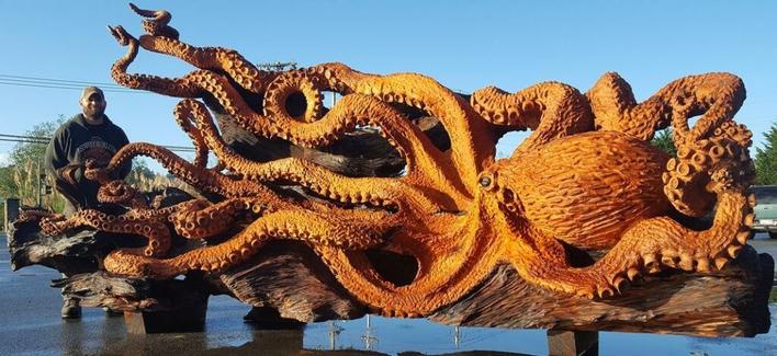 une-fabuleuse-sculpture-de-pieuvre-dans-un-tronc-de-sequoia-par-Jeffrey-Michael-Samudosky-1