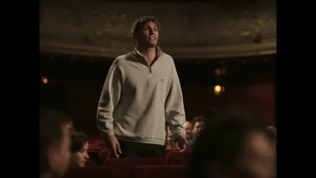Spectateur debout dans une salle de théâtre (extrait du film Yannick de Quentin Dupieux, 2023)
