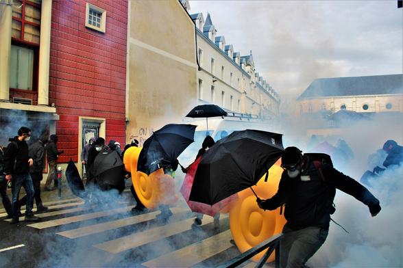 Les manifestant•es du bloc, équipé•es de parapluies et de canards gonflables essuient des tirs de lacrymogènes devant l'ancien cinéma l'Arvor rue d'Antrain