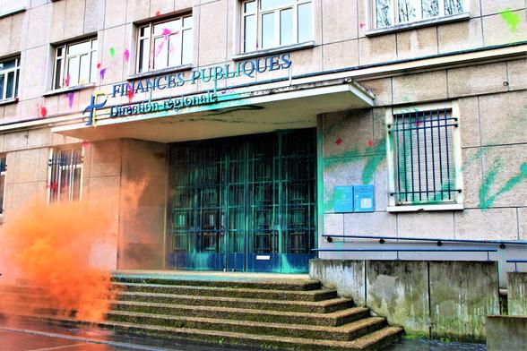 Le bâtiment des Finances Publiques repeint à l'extincteur et aspergé de bombes de peinture faites avec des ballons de baudruche