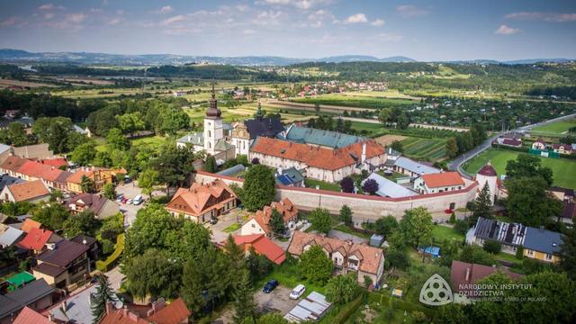 Widok na Klasztor Klarysek w Starym Sączu. Jest to główny symbol Gminy Stary Sącz. Klasztor założycielki Starego Sącza.