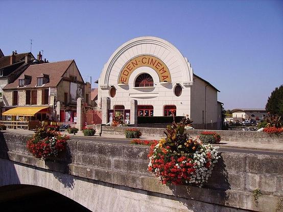 Cinéma Eden à #CosneCourssurLoire (#Nièvre) Edifice construit pour être un cinéma dès l'origine. Architecture et décor représentatifs du style Art Déco des années 1935. Construction 2e quart XXe siècle. La faça...
Suite 👉 https://monumentum.fr/monument-historique/pa58000013/cosne-cours-sur-loire-cinema-eden
#Patrimoine #MonumentHistorique
Photo CC-BY-SA 4.0 : Cjp24
