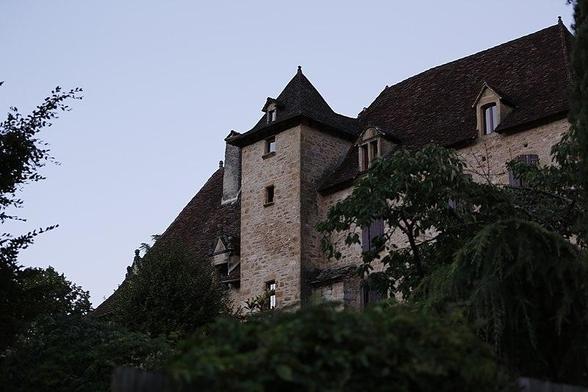 Château de Busqueilles à #Autoire (#Lot) Construction du XVIIe siècle, mise au goût du jour dans la seconde moitié du 18e. Deux corps de logis sont reliés par une tour d'escalier carrée. La partie nord est orné...
Suite 👉 https://monumentum.fr/monument-historique/pa00095301/autoire-chateau-de-busqueilles
#Patrimoine #MonumentHistorique
Photo CC-BY-SA 4.0 : Auteur inconnu