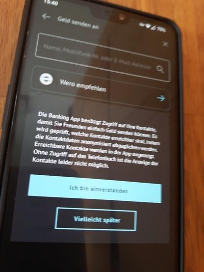 Foto eines Händis, das auf dem Bildschirm einen Text zum Zugriff auf die Kontakte anzeigt. "...werden anonymisiert abgeglichen..."