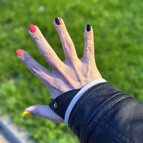 Colores de uñas nuevos, mano derecha, de meñique a pulgar: negro, rojo oscuro, rojo, naranja y amarillo.