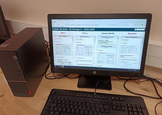 Photographie d'un ordinateur unité centrale clavier et moniteur lightpad y est allumé.