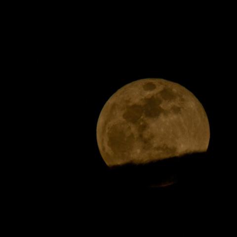luna llena parcialmente cubierta por nubes