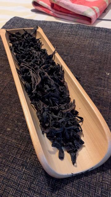Dry rock tea leaves