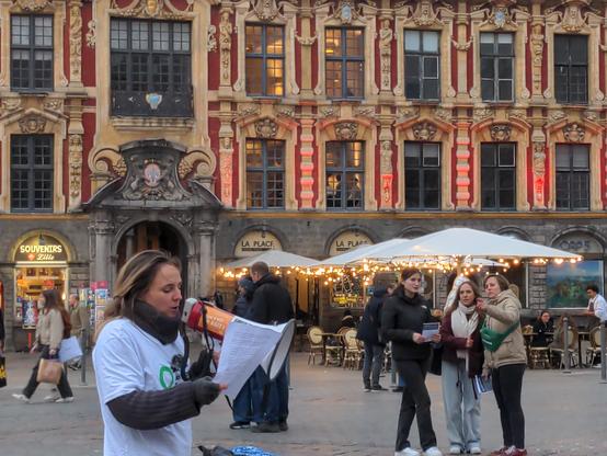 On interpelle les passants au mégaphone sur la Grand' Place
