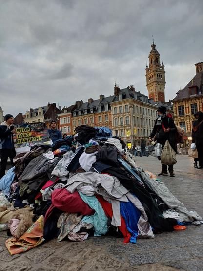 Le tas de fringues, avec en arrière-plan le beffroi de la Chambre de Commerce