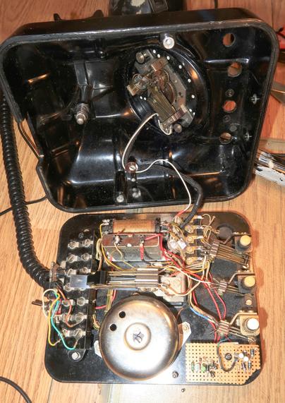 Internals of a rotary dial telephone "Vorzimmerapparat 38" by "VEB Fernmeldetechnik Nordhausen", modified for public phone line use and giving the user interface elements meaningful uses.
