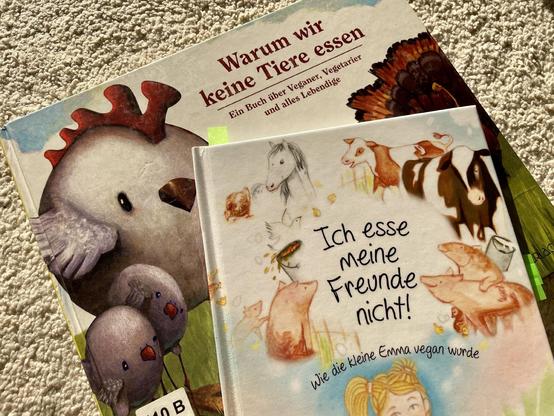 Foto der Cover von den Kinderbüchern „Warum wir keine Tiere essen“ und „Ich esse meine Freunde nicht!“