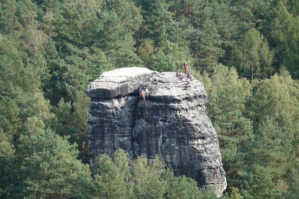 Blick auf Sandsteinfelsen mit Bergsteiger