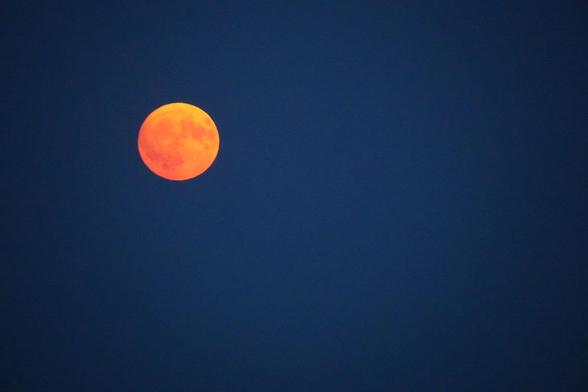 rotoranger Mond am tiefblauen Himmel