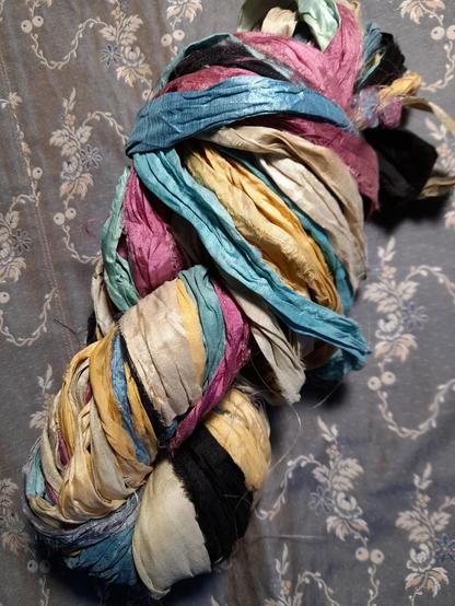 Saris silk wrapped in a strand, colour spectrum between pink, yellow, beige and light blue.
I looked for embroidered and originally coloured sari rests in vain, the trader almost only has overdyed silk: "people no longer want it too colourful."
