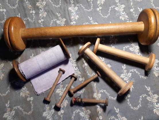 It was great that the people from Auvergne were there again to supply me with ancient wooden bobbins: here are some in all sizes. One of the bobbins is wrapped with a self-coloured fabric ribbon. I use it to make scroll books from fabric or paper art. Hard to explain. My colleagues: Oh you embroider Thoras!