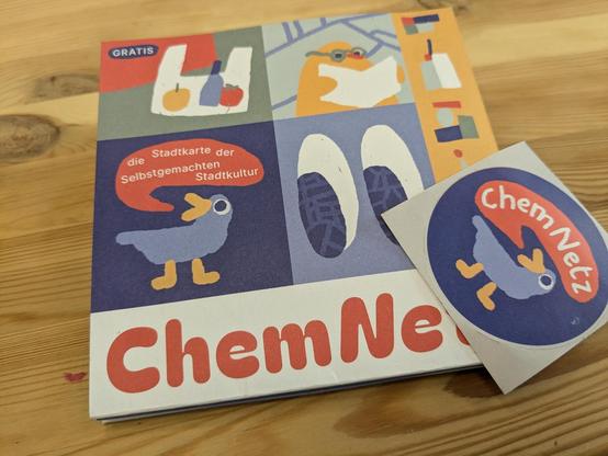 Bild zeigt gefalte Karte auf dem Tisch liegend.