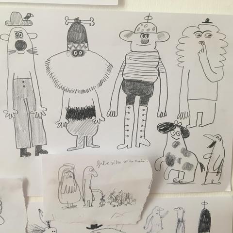 Croquis de recherches de personnages au crayon