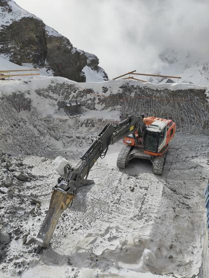 Foto. Ein Bagger mit Abbauhammer.