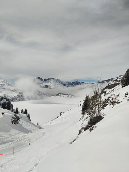Foto. Berglandschaft mit Schnee.