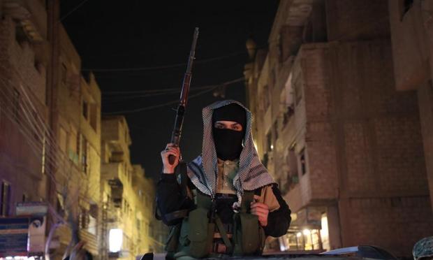 Un miembro de las fuerzas de seguridad del nuevo Gobierno sirio, desplegadas en Guta y hasta Latakia, el 7 de marzo de 2025, contra los leales a Bashar el Assad. (Ali Hac Suleyman / Anadolu via Getty Images)