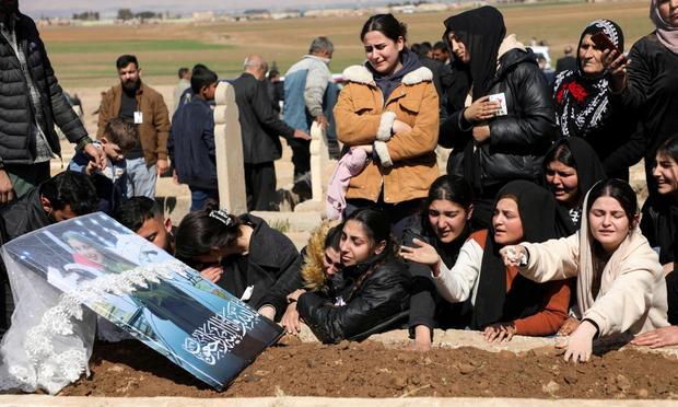 Entierro de Shinda Kisho, de 13 años, una de las víctimas de la operación del Gobierno provisional sirio en Latakia, el 9 de marzo de 2025. (Orhan Qereman / Reuters)