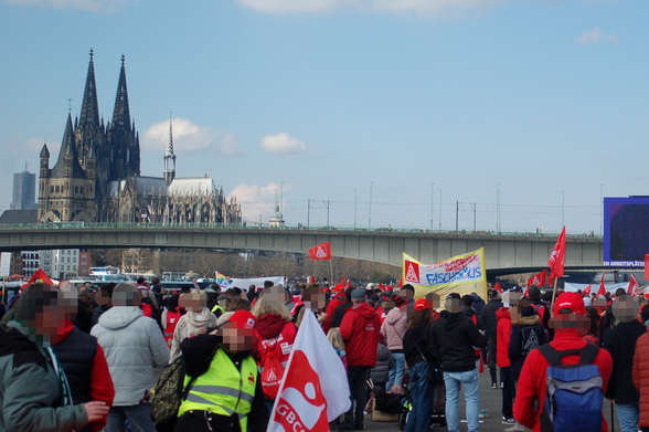 Gewerkschaftskundgebung an der Deutzer Werft, im Hintergrund eine Rheinbrücke und der Kölner Dom