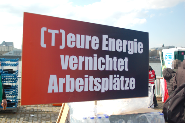 Am Rand der Kundgebung wurde ein Schild angebracht mit dem Aufdruck: "(T)eure Energie vernichtet Arbeitsplätze"