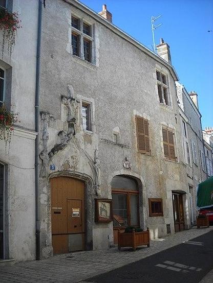 Maison à #Beaugency (#Loiret) Ancienne auberge de la Croix d'Or dans laquelle aurait séjourné Henri IV et Gabrielle d'Estrée. Le tympan mutilé de la façade semble représenter une croix rayonnante. Construction ...
Suite 👉 https://monumentum.fr/monument-historique/pa00098696/beaugency-maison
#Patrimoine #MonumentHistorique
Photo CC-BY-SA 4.0 : Antonio d'Orleans