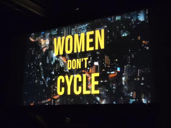 Foto von der Filmleinwand mit Filmtitel Women Don't Cycle