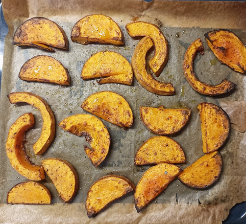die gebackenen Kürbisscheiben auf dem Blech