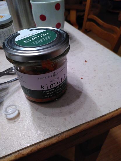 Foto von einem Glas, auf dem steht: 

"Complete organics 

Mildes Kimchi 

Fermentiertes Gemüse
Aktive Kulturen
aromatisch und ausgewogen"