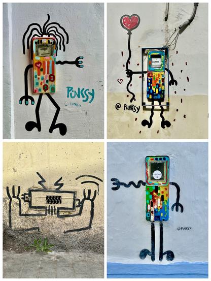 Oben links und rechts sowie unten rechts: Blick aufbringe künstlerisch bunt gestaltete außen am Gebäude angebrachte Stromzähler - sie sind wie bunte Roboter mit Armen und Beinen gestaltet; unten links: ein um eine Lüftungsöffnung auf eine Hauswand gemalter Roboter - anders als die anderen Roboter jedoch nur mit schwarzer Farbe