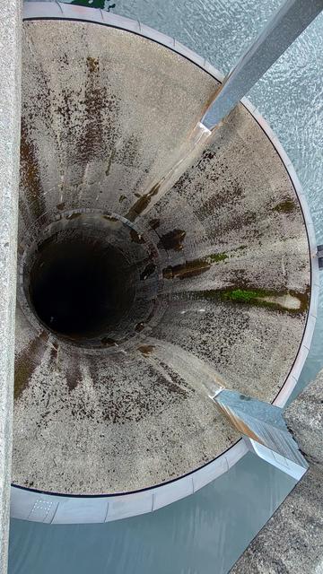 Spillway structure for an earth fill dam, a paraboloid intake pipe of concrete.