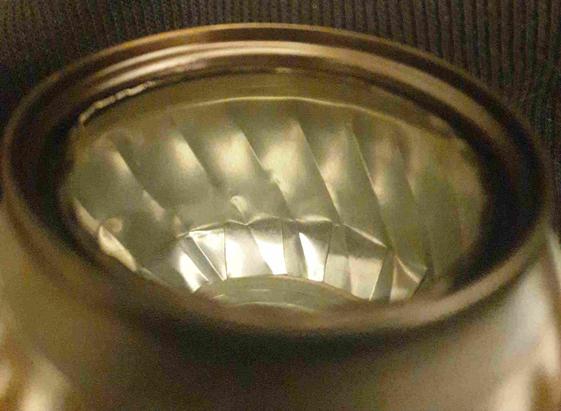 Réchaud à alcool en canette alu à capillarité. On voit bien les stries dans l'alu, à l'intérieur du réchaud.