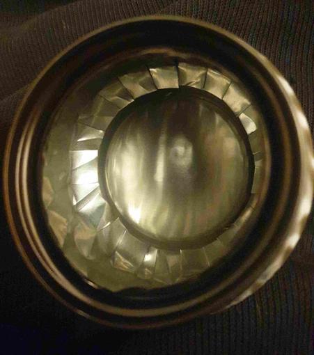 Réchaud à alcool en canette, à capillarité.
On voit bien le découpage du bas en ailettes et un peu les stries.