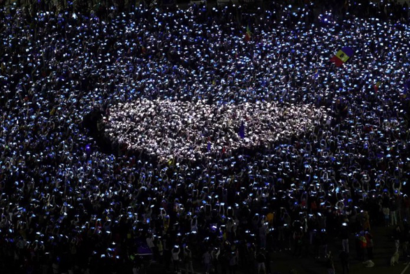 In the midst of the participants, some of the protesters formed a heart while the European Anthem was being sung