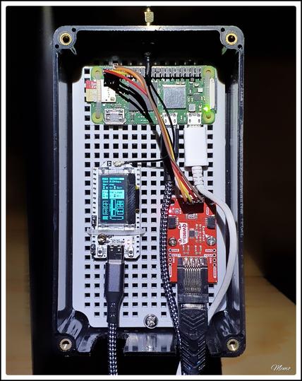 Bildbeschreibung:
Ein Montagegehäuse mit einem darin verbauten "Raspberry Pi Zero 2 WH", einem "Heletc V3" und einem "SparkFun QwiicBus - EndPoint" für die Übertragung der "BME280" Sensordaten über ein LAN-Kabel.