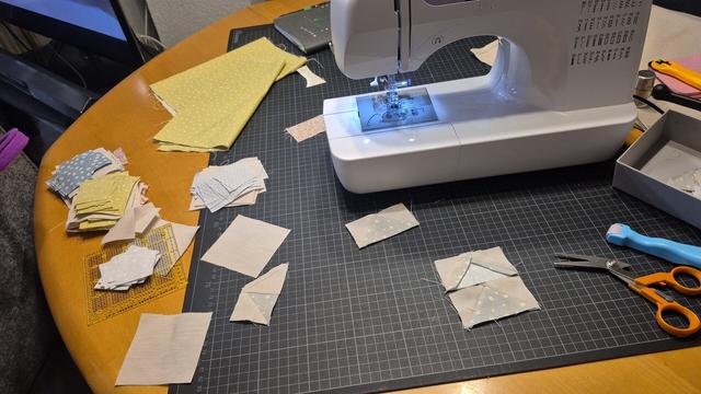 Nähmaschine, einzelne Teile aus Stoff für einen Patchworkstern