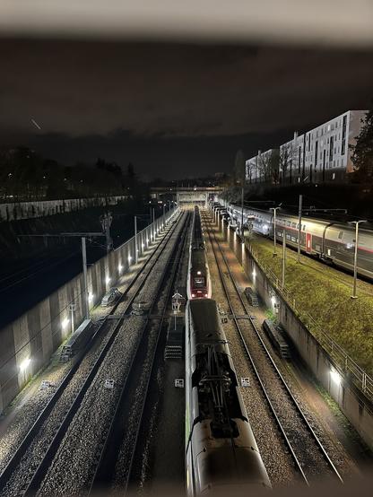 TGV qui passent sous un pont la nuit