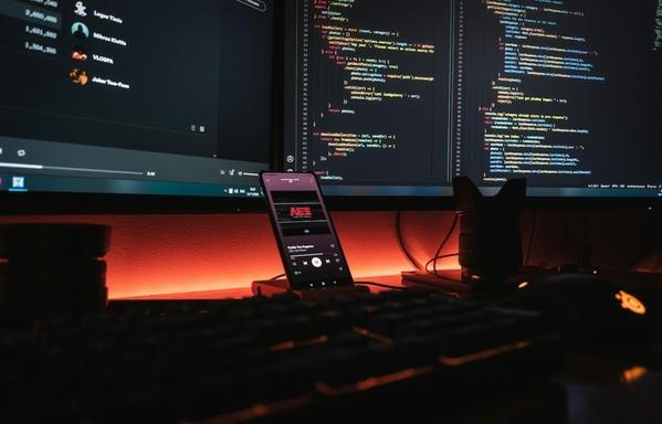 Eine Bild von Monitoren mit Code