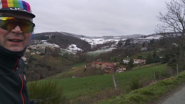 Sellefie devant une vallée avec de la neige sur les hauteurs
