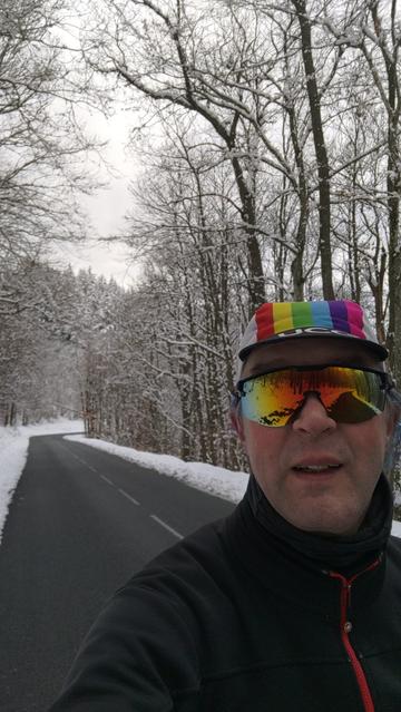Sellefie au bord de la route bordée de neige