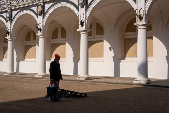 Ein Mann im Schatten vor dem von der Sonne erleuchteten Hintergrund.