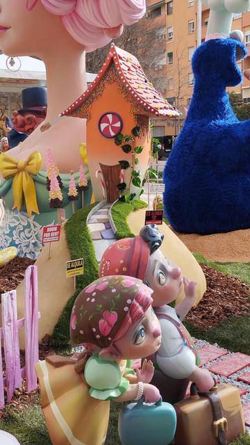 A cartoonesque house made of polispan and pastel colours with signs of renting from a falla.